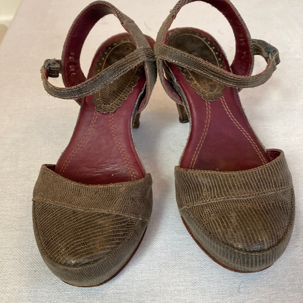 Neosens heels size 7.5/8.   38.